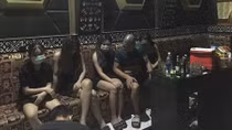 Bắt quả tang 8 đối tượng "bay lắc" trong quán karaoke giữa mùa dịch
