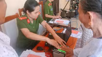Cấp thẻ căn cước cho hơn 200 công dân trong ngày Chủ nhật