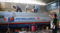 Xăng giả vẫn chảy...