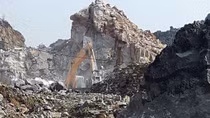 Mượn cớ phục hồi môi trường để "xẻ thịt" núi đá