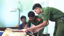 Khi bệnh nhân cần, cán bộ Công an phục vụ