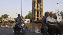 Bóng đen lơ lửng trên eo biển Hormuz