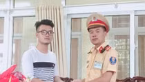 Công an TP Vinh trả tài sản cho người đánh rơi