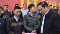 Trưởng Ban Tổ chức T.Ư trao tặng hàng trăm suất quà tiễn thợ mỏ về quê ăn tết