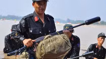 Cảnh sát cơ động bơi sông, bắn súng trong cuộc diễn tập