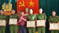 Khen thưởng vụ truy bắt côn đồ đâm chém trưởng Công an xã