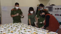Ấm tình quân dân trong cơn đại dịch