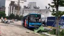 Xe buýt Thăng Long đâm người bộ hành tử vong 
