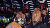9 thanh niên “bay lắc” trong quán karaoke