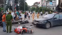 Nữ tài xế BMW đâm liên hoàn, kéo lê cháu nhỏ trên đường