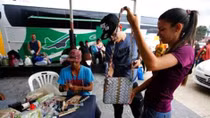 Mặt hàng thủ công từ tiền giấy không còn giá trị ở Venezuela
