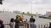CSGT dùng xe đặc chủng đưa 2 mẹ con đi cấp cứu