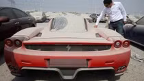 Xót xa cảnh những chiếc xe siêu sang bị bỏ rơi ở Dubai