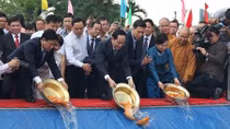 Chủ tịch nước thả cá chép tiễn ông Táo trên sông Sài Gòn
