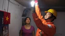 EVN Hà Nội thay 30.000 bóng đèn sợi đốt bằng đèn tiết kiệm điện