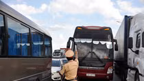 Cảnh sát giao thông trầm mình trong nắng 40 độ C