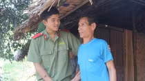 Sinh viên Học viện An ninh giúp dân nạo vét kênh mương giữa trời nắng nóng