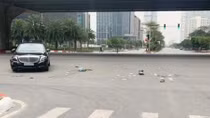 Xe Mercedes tông xe máy, 1 người nguy kịch