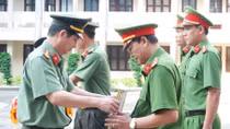 Khen thưởng các tập thể cá nhân điều tra, khám phá nhanh vụ trọng án