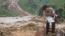 Những hình ảnh nhói lòng từ “rốn” lũ Lùng Tám