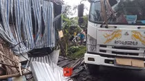 Xe tải mất lái đâm sập nhà dân