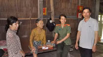 Cục An ninh Tây Nam bộ khám bệnh, tặng quà cho trẻ em