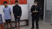 Hai thanh niên mang giáo mác và mã tấu đi chơi đêm