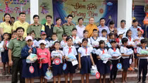 Công an TP Cần Thơ tặng quà Tết trung thu cho học sinh nghèo