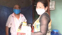 Tặng quà cho người bán vé số có hoàn cảnh khó khăn ở TP Sa Đéc