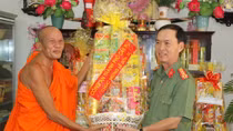 Công an TP Cần Thơ tặng quà nhân dịp lễ Sene Dolta