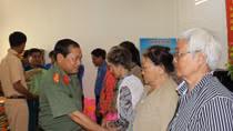 Công an TP Cần Thơ tặng quà cho gia đình chính sách, học sinh nghèo