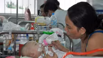 Hơn 1.000 trẻ miền Tây mắc bệnh liên quan đến hô hấp và tiêu hoá mỗi ngày