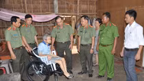 Công an Trà Vinh tặng quà, xe lăn cùng học bổng cho người nghèo