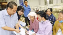 Tặng quà gia đình chính sách có công với cách mạng