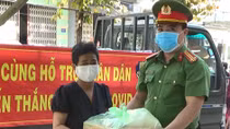Trao quà tặng người dân khó khăn mùa dịch
