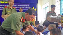 Công an TP Cần Thơ trao 1.000 phần quà Tết vì người nghèo