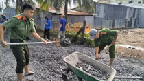Công an huyện Gò Công Đông dặm vá đường nông thôn, phục vụ nhân dân