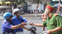 Phát 2.000 khẩu trang miễn phí cho người dân