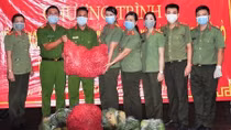 Tuổi trẻ Công an TP Cần Thơ hỗ trợ nông dân tiêu thụ nông sản
