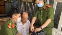 Công an TP Cần Thơ đến tận nhà làm CCCD cho người già