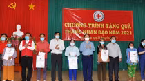 Trưởng Ban Tuyên giáo Trung ương tặng quà tại Tiền Giang