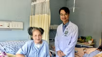 Người phụ nữ nửa thế kỷ chịu đựng khối bướu cổ chèn ép đến suy tim