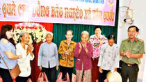 Công an Vĩnh Long tặng quà cho các gia đình nghèo Bình Tân