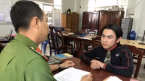 Thanh niên trốn truy nã đi bán vé số được vận động ra đầu thú