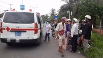 Xe buýt nghi vượt trái ép hai thanh niên điều khiển máy sụp lề suýt chết