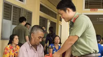 Công an TP Cần Thơ trao quà tặng Mẹ Việt Nam Anh hùng