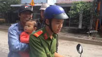 Cán bộ chiến sĩ Công an đưa người dân về tận nhà sau khi “thoát" bão