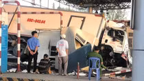 Tài xế xe tải tông vào trạm thu phí BOT Cai Lậy