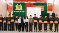 Công an TP Trà Vinh tặng sổ tiết kiệm cho công dân trúng tuyển nghĩa vụ
