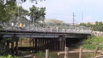 Truy tìm thân nhân người phụ nữ chết trôi trên sông